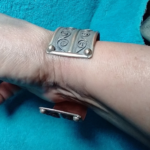 Elegant Silver Copper and Black Stone Cuff Bracelet - Picture 7 of 8